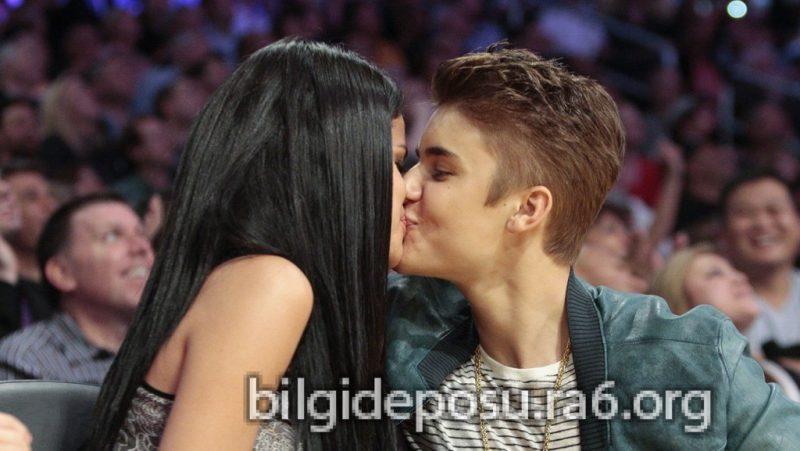 Justin Bieber Selena Gomezi öpüyor.